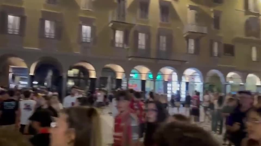 Cremonese in Serie A, è festa in città: spuntano cori e bandiere 1 Cremonese in Serie A, è festa in città: spuntano cori e bandiere