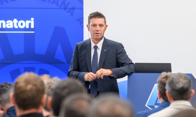 Zappi e Rocchi: "Basta simulatori e panchine ostili". E cambia la regola sul doppio tocco dei rigori 1 Zappi e Rocchi: "Basta simulatori e panchine ostili". E cambia la regola sul doppio tocco dei rigori