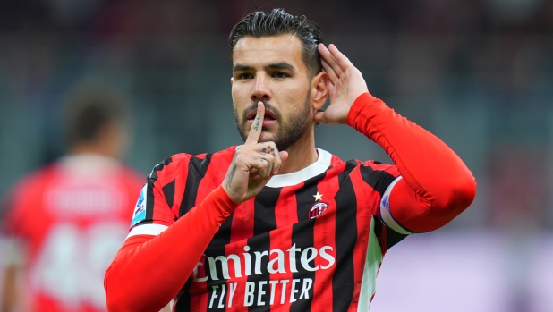 Tutto nacque a Ibiza: Zoe e Leao, gol scudetto, cani, liti e crisi. I 6 anni di Theo al Milan 4 Tutto nacque a Ibiza: Zoe e Leao, gol scudetto, cani, liti e crisi. I 6 anni di Theo al Milan