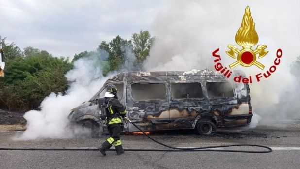 Fiamme su un minibus: illesi tre giocatori delle giovanili dell'Inter 3 Fiamme su un minibus: illesi tre giocatori delle giovanili dell'Inter