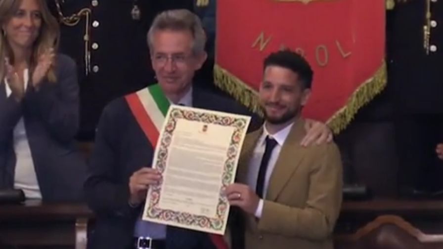 Mertens riceve la cittadinanza onoraria: "Napoli è casa mia. Ritiro? Ci penso..." 3 Mertens riceve la cittadinanza onoraria: "Napoli è casa mia. Ritiro? Ci penso..."