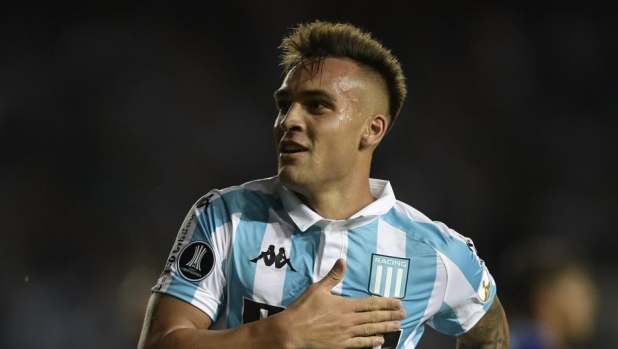 Lautaro torna a casa: la visita ai giovani de La Academia del Racing. Con lui anche Milito 1 Lautaro torna a casa: la visita ai giovani de La Academia del Racing. Con lui anche Milito