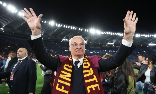 "Sapevamo che non ci avresti tradito": così i tifosi della Roma hanno riabbracciato Ranieri 1 "Sapevamo che non ci avresti tradito": così i tifosi della Roma hanno riabbracciato Ranieri
