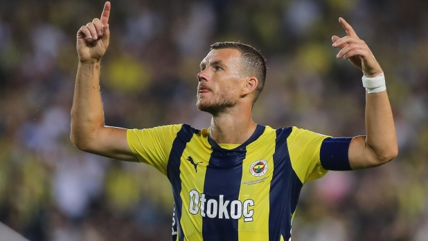 Dzeko è della Fiorentina, i dettagli dell'accordo. E Pioli studia la coppia con Kean 4 Dzeko è della Fiorentina, i dettagli dell'accordo. E Pioli studia la coppia con Kean