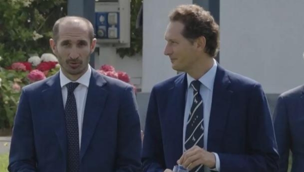 John Elkann visita la Juve: sorrisi e pacche sulle spalle prima dell'avventura... Mondiale 1 John Elkann visita la Juve: sorrisi e pacche sulle spalle prima dell'avventura... Mondiale