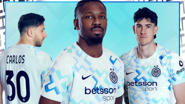 Inter, nuovo look al Mondiale: c'è l'esordio della seconda maglia ufficiale 2025-2026 4 Inter, nuovo look al Mondiale: c'è l'esordio della seconda maglia ufficiale 2025-2026