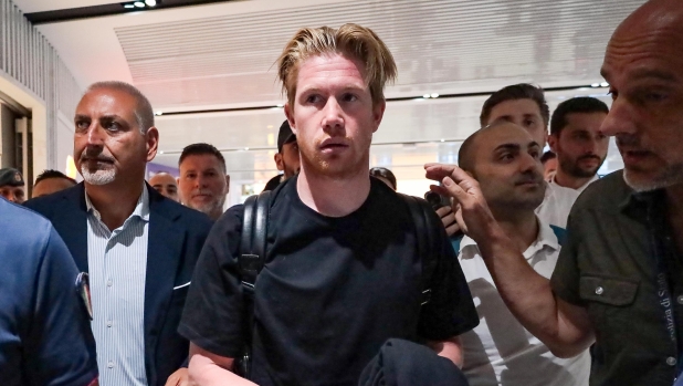 De Bruyne trasforma Roma in... Napoli. Visite mediche a Villa Stuart tra il delirio dei tifosi 4 De Bruyne trasforma Roma in... Napoli. Visite mediche a Villa Stuart tra il delirio dei tifosi