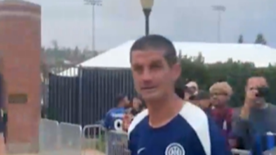 Autografi, sorrisi e tanta concentrazione: Inter, l'incontro tra Chivu e i tifosi 4 Autografi, sorrisi e tanta concentrazione: Inter, l'incontro tra Chivu e i tifosi