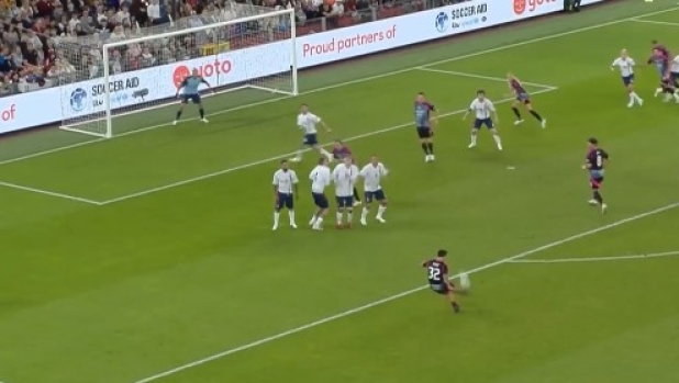 Tevez poker nel match di beneficienza. Poi sommerso di fischi 1 Tevez poker nel match di beneficienza. Poi sommerso di fischi