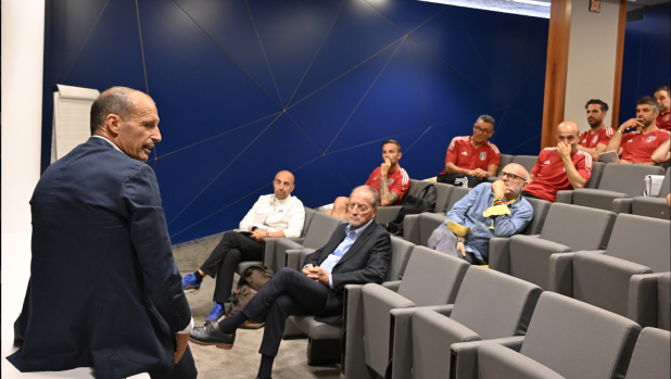Allegri, lezione a Coverciano: in aula Fabregas, Pisacane, Hamsik e... il vice Landucci 3 Allegri, lezione a Coverciano: in aula Fabregas, Pisacane, Hamsik e... il vice Landucci