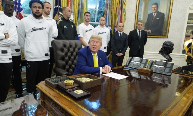 La Juve alla Casa Bianca: Tudor e i bianconeri ospiti di Trump nello Studio Ovale. Le foto 3 La Juve alla Casa Bianca: Tudor e i bianconeri ospiti di Trump nello Studio Ovale. Le foto