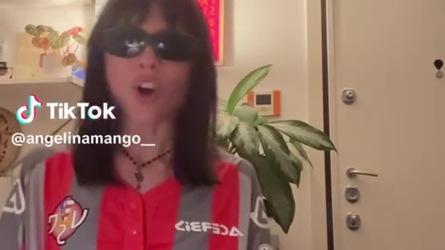 Angelina Mango canta... con la maglia della Cremonese! 1 Angelina Mango canta... con la maglia della Cremonese!