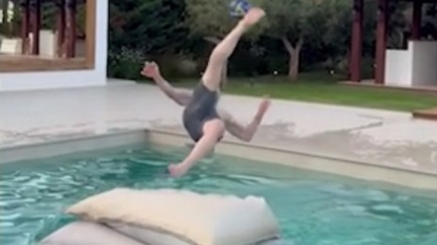 Ibra, rovesciata perfetta in piscina: che gol! 1 Ibra, rovesciata perfetta in piscina: che gol!