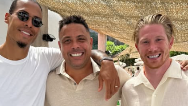 Incontro tra stelle: De Bruyne insieme a Van Dijk e Ronaldo il Fenomeno 4 Incontro tra stelle: De Bruyne insieme a Van Dijk e Ronaldo il Fenomeno
