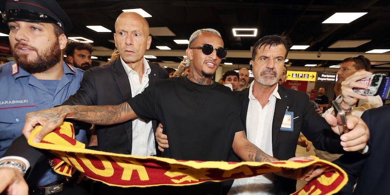 Roma, incredibile Wesley: l'arrivo a Fiumicino è uno show, oltre 100 tifosi all'alba 2 Roma, incredibile Wesley: l'arrivo a Fiumicino è uno show, oltre 100 tifosi all'alba