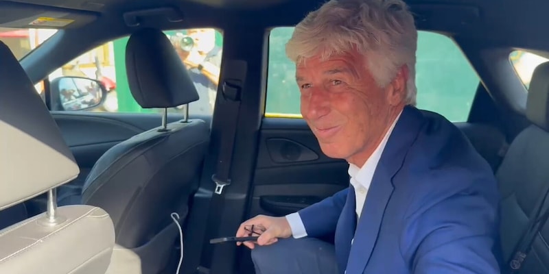 Roma, via al ritiro: Gasperini è arrivato a Trigoria tra l'entusiasmo dei tifosi 1 Roma, via al ritiro: Gasperini è arrivato a Trigoria tra l'entusiasmo dei tifosi