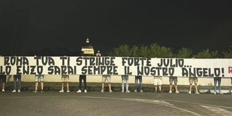 I tifosi della Roma vicini a Julio Sergio: lo striscione ricorda Enzo 3 I tifosi della Roma vicini a Julio Sergio: lo striscione ricorda Enzo