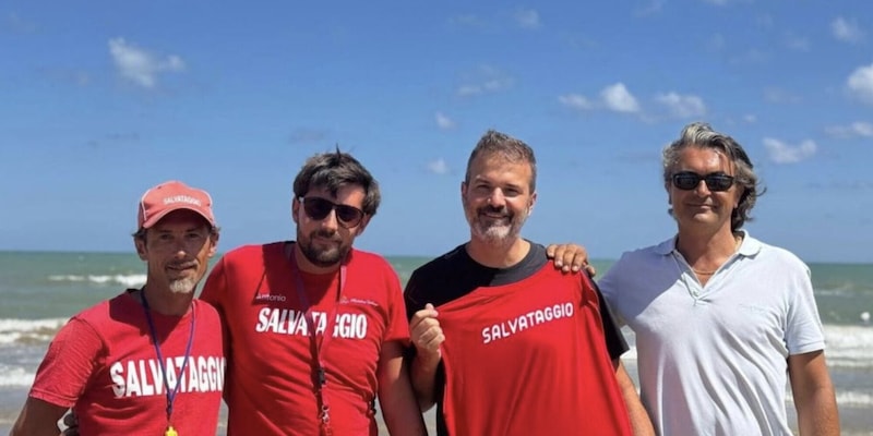 Stramaccioni eroe, salva due ragazze che stavano annegando in Puglia 1 Stramaccioni eroe, salva due ragazze che stavano annegando in Puglia