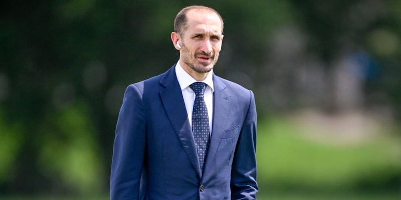 Chiellini: “Comolli, descrizione un po’ distorta. Il mercato Juve? Neanche Moggi negli anni ’90…” 1 Chiellini: “Comolli, descrizione un po’ distorta. Il mercato Juve? Neanche Moggi negli anni ’90…”