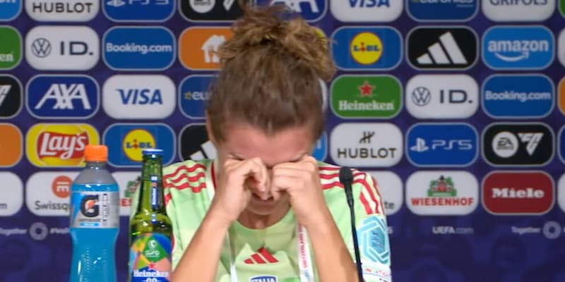 Lacrime Girelli, brividi Italia: la conferenza che cambia ogni prospettiva 1 Lacrime Girelli, brividi Italia: la conferenza che cambia ogni prospettiva