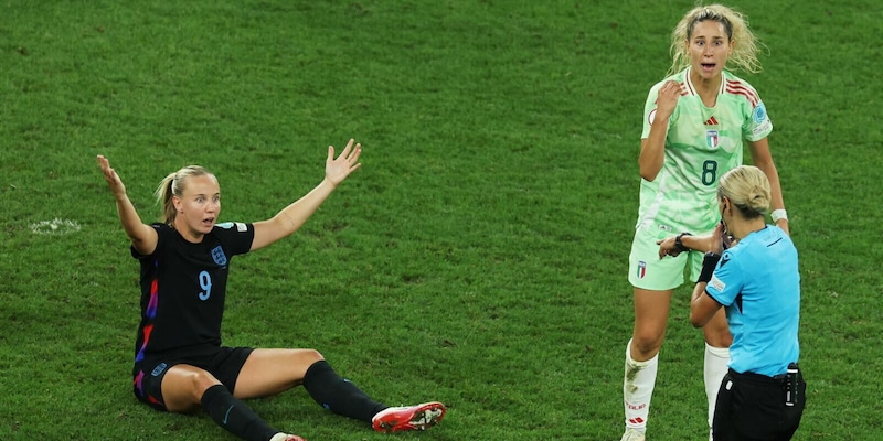 Moviola Italia femminile, arbitraggio disastroso: perché il rigore contro le azzurre non andava dato 2 Moviola Italia femminile, arbitraggio disastroso: perché il rigore contro le azzurre non andava dato