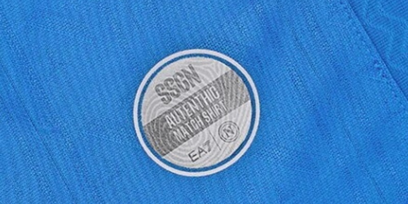 L’errore d’inglese sulle maglie Napoli che fa sorridere il web 1 L’errore d’inglese sulle maglie Napoli che fa sorridere il web