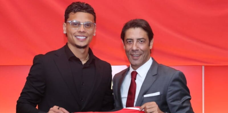 Rios al Benfica, è ufficiale: i tifosi della Roma si scatenano nei commenti social 3 Rios al Benfica, è ufficiale: i tifosi della Roma si scatenano nei commenti social