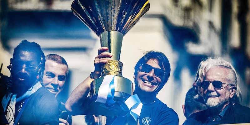 Un mercato super e la garanzia Conte: così il Napoli si sta attrezzando anche per l'Europa
2 Un mercato super e la garanzia Conte: così il Napoli si sta attrezzando anche per l'Europa