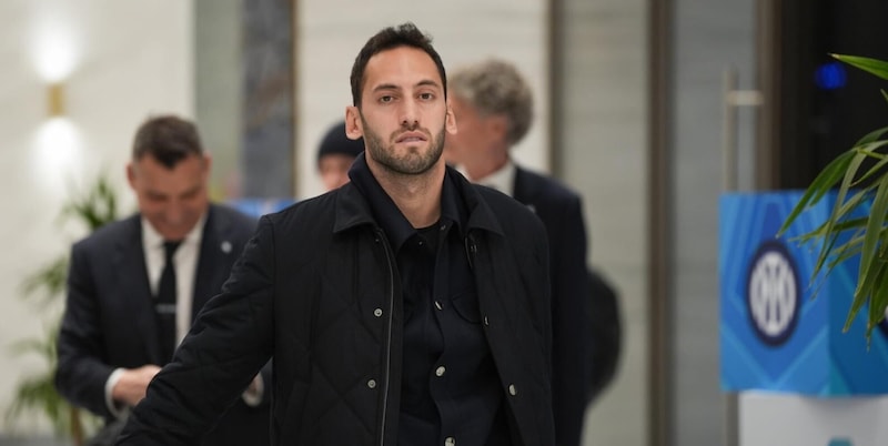 Calhanoglu spegne le voci: "Voglio restare all'Inter". Poi parla delle polemiche con Lautaro 2 Calhanoglu spegne le voci: "Voglio restare all'Inter". Poi parla delle polemiche con Lautaro