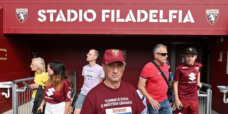 Torino, bagno di folla al Filadelfia: si rivede anche capitan Zapata 1 Torino, bagno di folla al Filadelfia: si rivede anche capitan Zapata