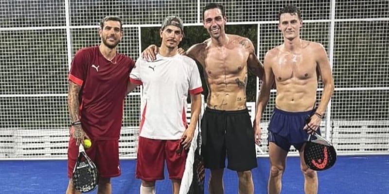 Pavard con Theo a Padel, tifosi Inter imbufaliti: "Qua la caviglia non ti fa male" 1 Pavard con Theo a Padel, tifosi Inter imbufaliti: "Qua la caviglia non ti fa male"