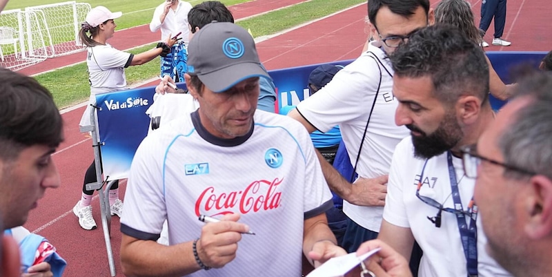 Festa Napoli diretta, Conte incontra i tifosi a Dimaro: segui la serata LIVE 1 Festa Napoli diretta, Conte incontra i tifosi a Dimaro: segui la serata LIVE