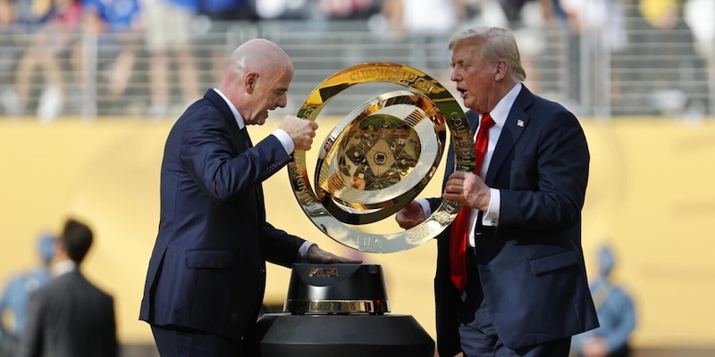 L'ultima gaffe della Fifa: Chelsea beffato da Infantino che lascia il trofeo a Trump 2 L'ultima gaffe della Fifa: Chelsea beffato da Infantino che lascia il trofeo a Trump