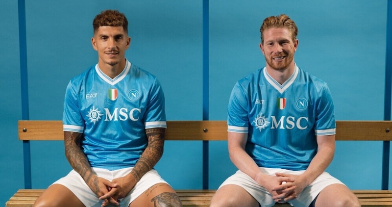 Il Napoli svela le nuove maglie per la stagione 2025/26: tutti i dettagli della prima e seconda divisa da gioco 2 Il Napoli svela le nuove maglie per la stagione 2025/26: tutti i dettagli della prima e seconda divisa da gioco