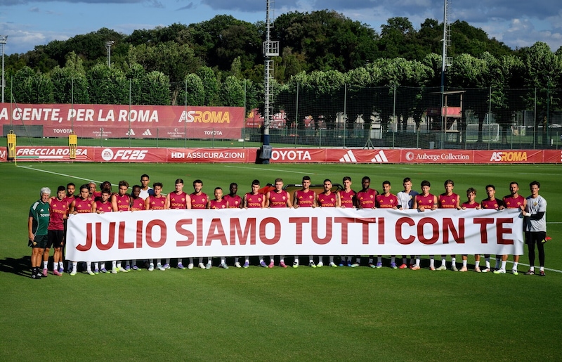 Roma, striscione a Trigoria per Julio Sergio: il messaggio della squadra dopo la morte del figlio Enzo 4 Roma, striscione a Trigoria per Julio Sergio: il messaggio della squadra dopo la morte del figlio Enzo