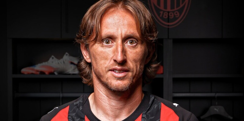 Modric è un nuovo giocatore del Milan, è ufficiale: il dettagli del contratto e il numero di maglia 4 Modric è un nuovo giocatore del Milan, è ufficiale: il dettagli del contratto e il numero di maglia