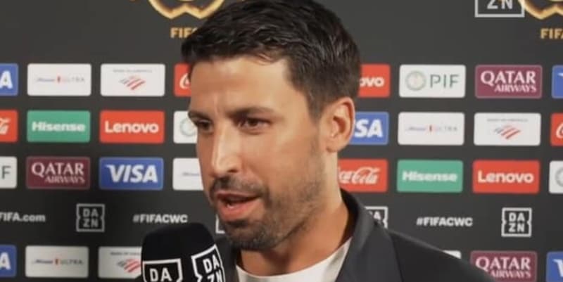 Lo riconoscete? Il Professore del centrocampo di Allegri e capitano della sua nazionale 1 Lo riconoscete? Il Professore del centrocampo di Allegri e capitano della sua nazionale