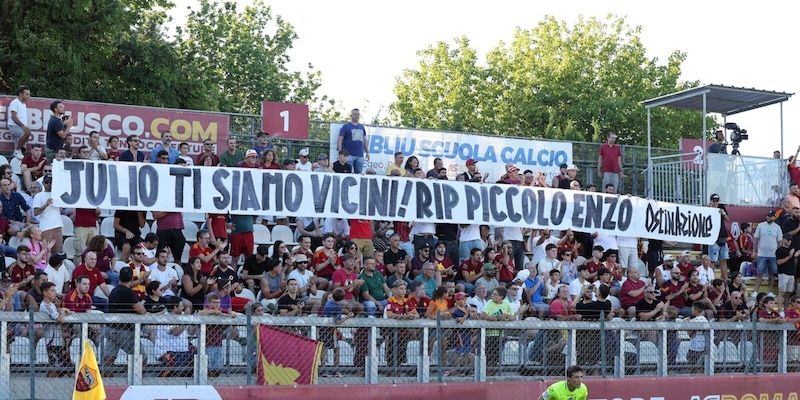 Roma, la vicinanza dei tifosi a Julio Sergio e lo striscione esposto contro il Cannes 2 Roma, la vicinanza dei tifosi a Julio Sergio e lo striscione esposto contro il Cannes