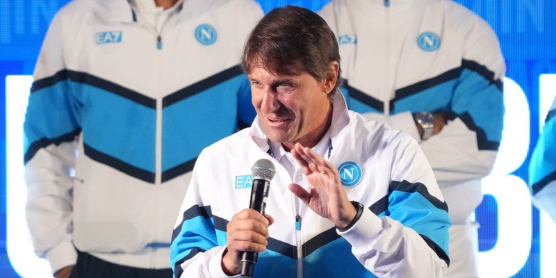 Conte, poca festa Napoli sotto la pioggia: "Acqua di buon augurio, umiltà e lavoro. Il resto cazz…" 1 Conte, poca festa Napoli sotto la pioggia: "Acqua di buon augurio, umiltà e lavoro. Il resto cazz…"