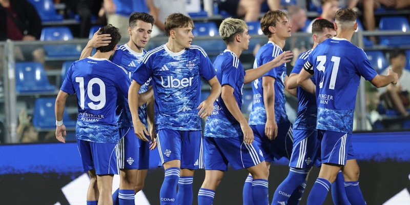Como show, batte 3-0 l'Ajax e vince il quadrangolare: a segno Nico Paz 1 Como show, batte 3-0 l'Ajax e vince il quadrangolare: a segno Nico Paz