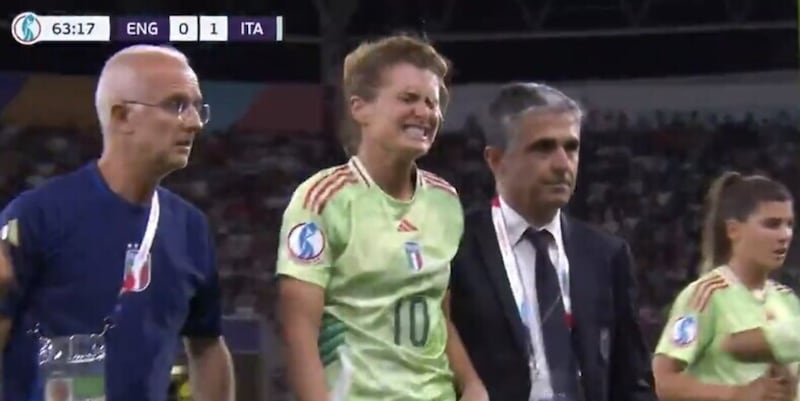 Girelli, dramma in campo: infortunio e lacrime, esce disperata durante Italia-Inghilterra 4 Girelli, dramma in campo: infortunio e lacrime, esce disperata durante Italia-Inghilterra