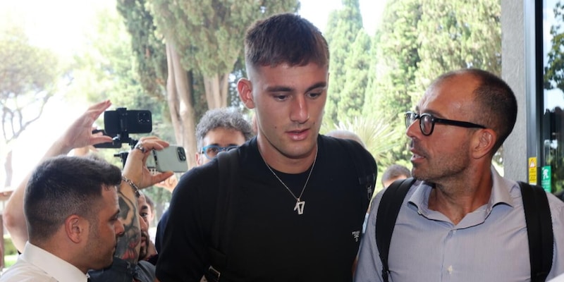 Lucca al Napoli: l'attaccante ha firmato il contratto nel ritiro di Dimaro 2 Lucca al Napoli: l'attaccante ha firmato il contratto nel ritiro di Dimaro