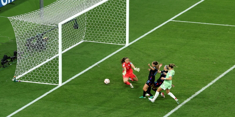La sfortuna e un rigore inventato eliminano l'Italia: in finale all'Europeo ci va l'Inghilterra 4 La sfortuna e un rigore inventato eliminano l'Italia: in finale all'Europeo ci va l'Inghilterra