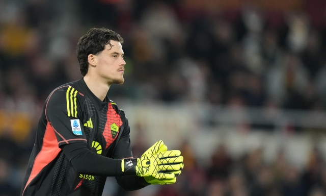 Svilar rinnova fino al 2030 a 4 milioni l'anno. È il portiere più pagato nella storia della Roma 1 Svilar rinnova fino al 2030 a 4 milioni l'anno. È il portiere più pagato nella storia della Roma