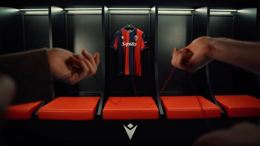 Bologna, la nuova maglia con la coccarda della Coppa Italia 1 Bologna, la nuova maglia con la coccarda della Coppa Italia