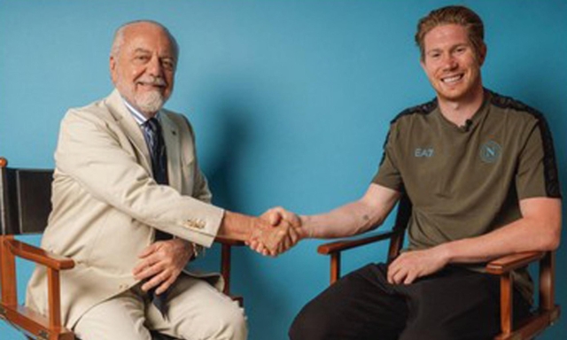De Bruyne scopre Napoli: l'abbraccio dei fan e un blitz a Capri. Oggi l'incontro con Conte 4 De Bruyne scopre Napoli: l'abbraccio dei fan e un blitz a Capri. Oggi l'incontro con Conte