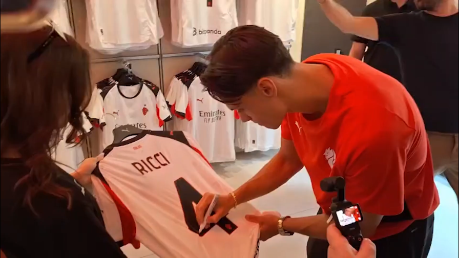 Ricci, che accoglienza! E un bimbo scherza: "Hai Barella in tasca?" 1 Ricci, che accoglienza! E un bimbo scherza: "Hai Barella in tasca?"