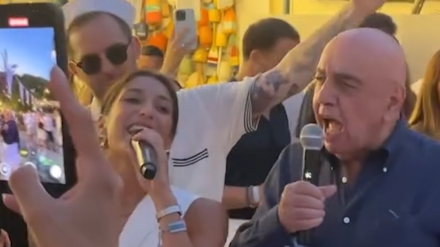 Galliani show a Forte dei Marmi: canta "Sapore di sale" 1 Galliani show a Forte dei Marmi: canta "Sapore di sale"