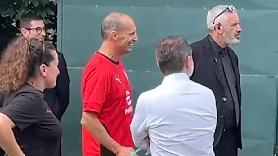 Milan, che entusiasmo! Le urla dei tifosi al primo giorno di raduno. E Allegri se la ride... 1 Milan, che entusiasmo! Le urla dei tifosi al primo giorno di raduno. E Allegri se la ride...