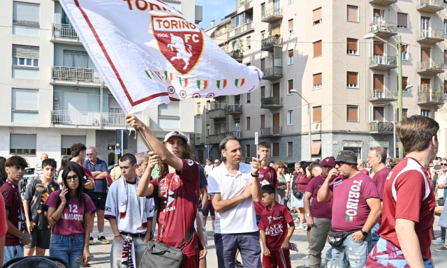 Torino, l'abbraccio dei tifosi al Filadelfia: applausi per Baroni e la squadra 1 Torino, l'abbraccio dei tifosi al Filadelfia: applausi per Baroni e la squadra